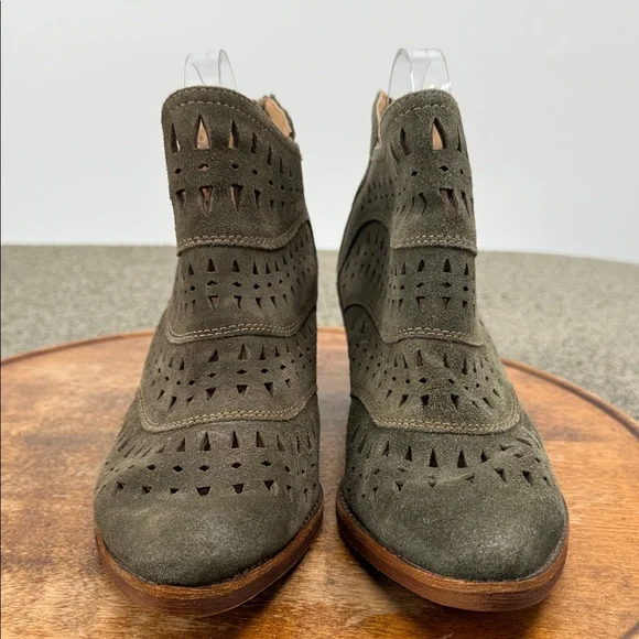 Sofft Boots Wm 10 M Olive Green Suede Laser Cut Ankle Boots Block Heel Back Zip - Picture 2 of 11